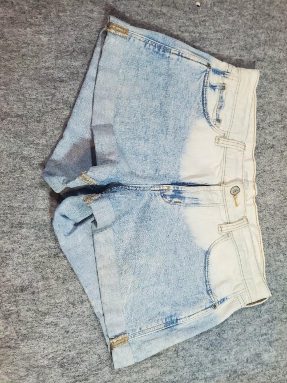 Old Navy Boyfriend White Light Blue Wash Ombré Cuffed Denim Shorts - size 2